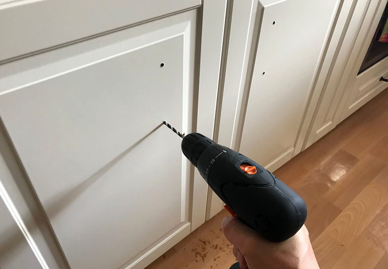 Las puertas y cajones de Ikea no traen agujeros para los tiradores y hacerlos bien no es tan fácil como parece (truco más abajo)